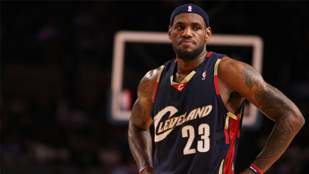 勒布朗詹姆斯效力骑士时期比赛画面