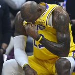 詹姆斯身穿湖人球衣在场边低头落泪引发退役去向猜测