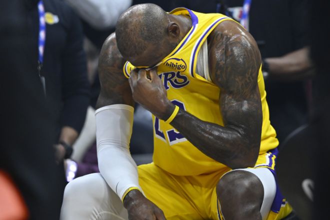 詹姆斯身穿湖人球衣在场边低头落泪引发退役去向猜测