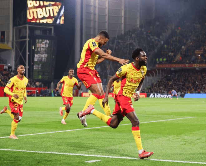 朗斯球员进球后冲刺庆祝法甲领跑