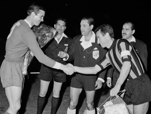 黑白老照片：利物浦1960年代欧战赛前握手