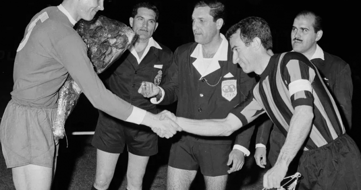 黑白老照片：利物浦1960年代欧战赛前握手