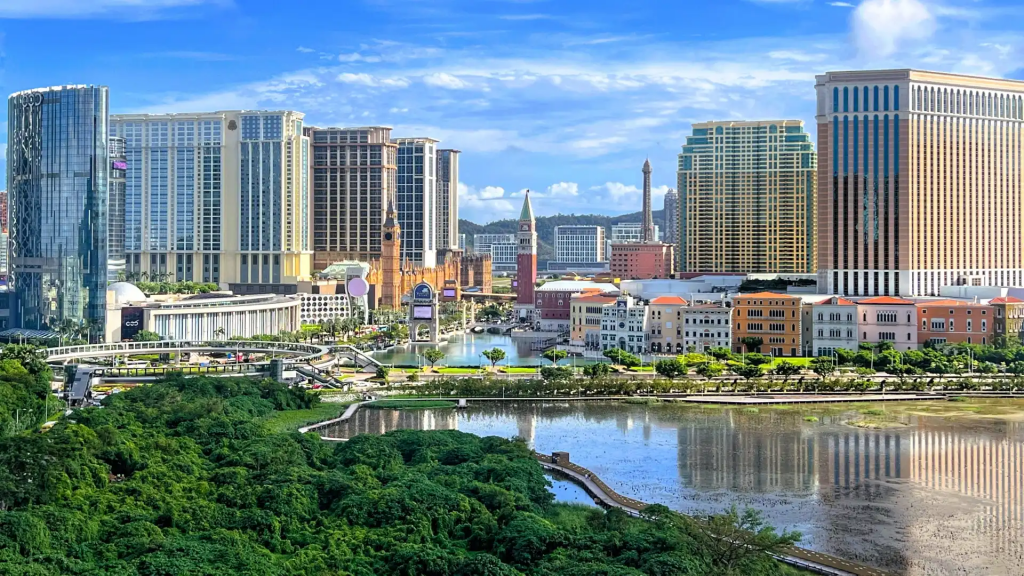 澳门路氹金光大道白天全景，博彩业背景