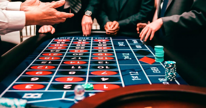 澳门博彩监管配图 轮盘赌桌与筹码场景