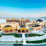 海滨欧式建筑航拍图，呈现澳门励骏物业外观