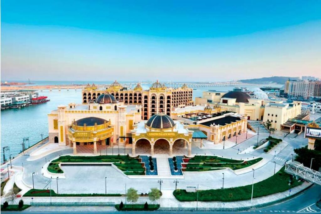 海滨欧式建筑航拍图，呈现澳门励骏物业外观