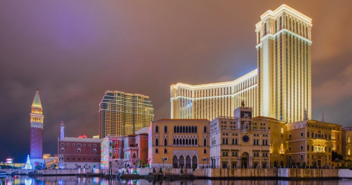 夜色下的澳门威尼斯人及周边赌场建筑群