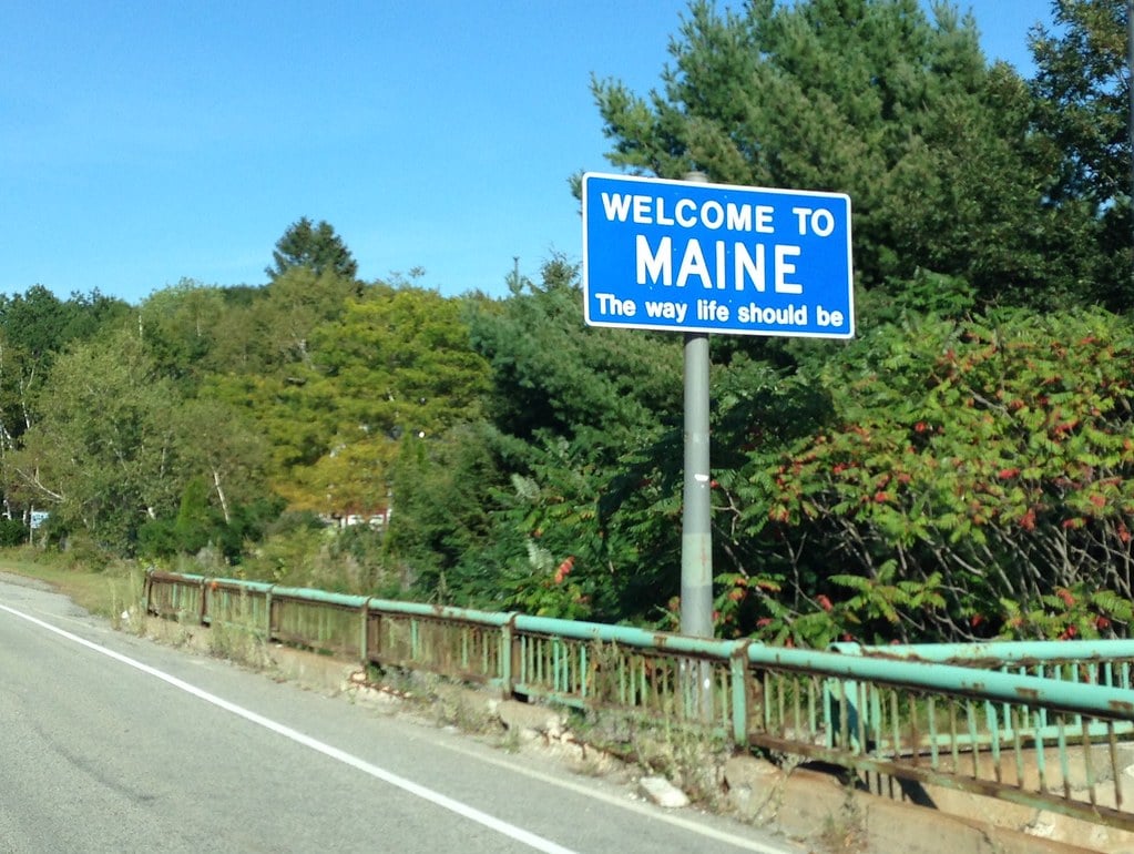 缅因州欢迎标志与网络博彩法案画面