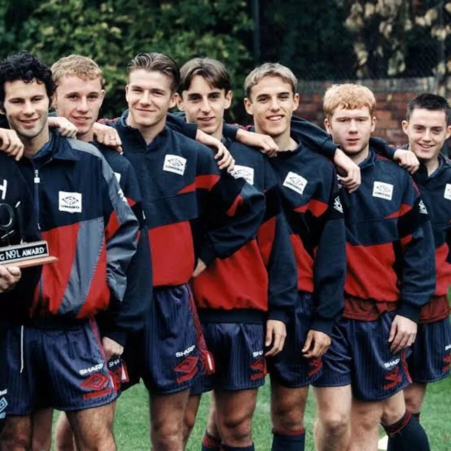 青年队球员合影旧照,曼联92班背景相关画面