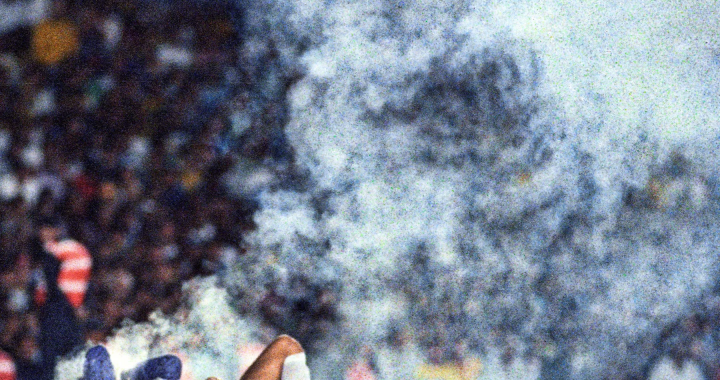 球员倒地烟雾弥漫，马拉卡纳照明弹争议现场