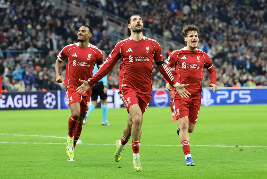 利物浦球员欧冠客场进球后集体庆祝瞬间
