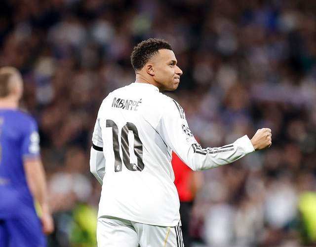 姆巴佩身穿皇马球衣庆祝进球，欧冠焦点战