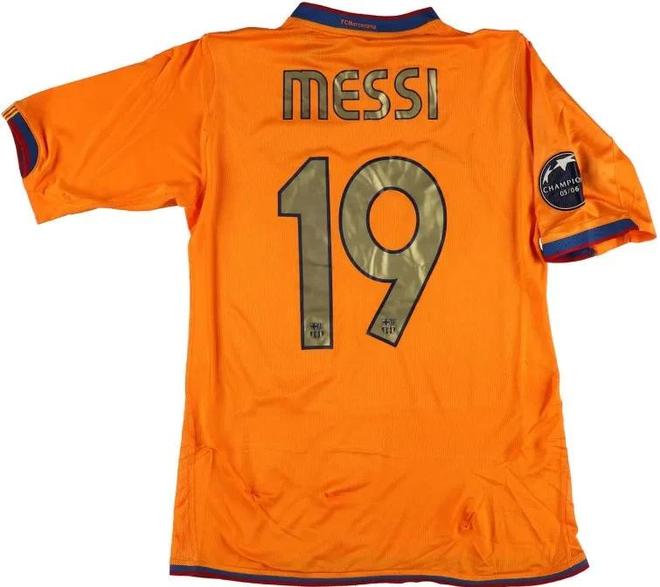 梅西2006年欧冠身穿的巴萨橙色客场比赛球衣背面