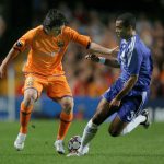 梅西身穿巴萨橙色客场球衣在欧冠比赛中对阵切尔西带球突破