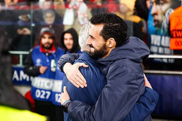 光明球场赛后穆里尼奥与教练组互动，欧冠焦点战画面