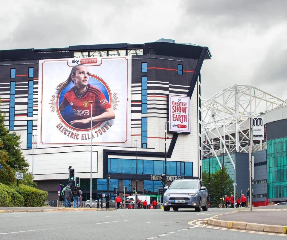 老特拉福德周边大楼外景,天空体育广告与球场同框