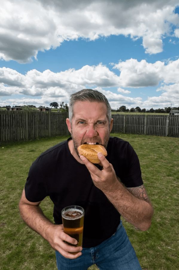 户外咬三明治举啤酒，帕金饮食习惯话题