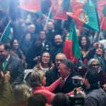 葡萄牙选举集会人群挥旗，Polymarket监管事件背景