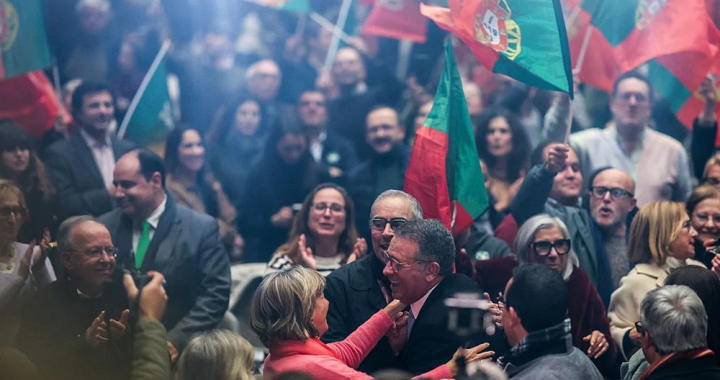 葡萄牙选举集会人群挥旗，Polymarket监管事件背景