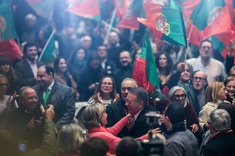 葡萄牙选举集会人群挥旗，Polymarket监管事件背景