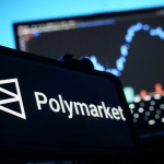 手机屏幕显示Polymarket标识 预测市场话题