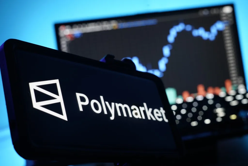 手机屏幕显示Polymarket标识 预测市场话题