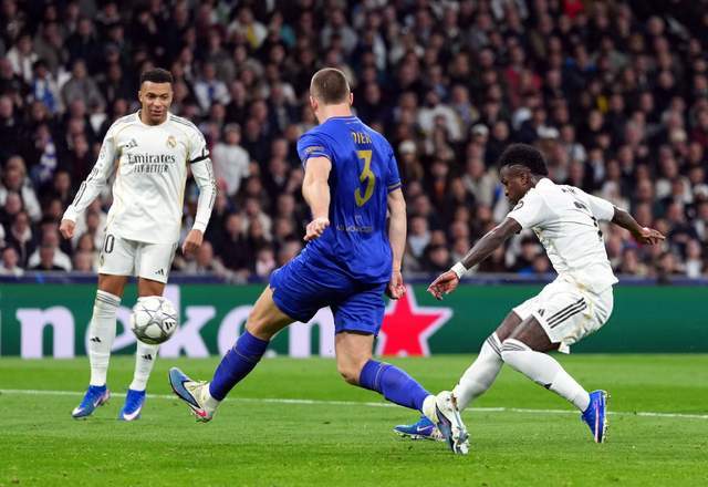 皇马进攻球员禁区内射门,对阵摩纳哥欧冠比赛