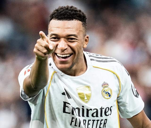 姆巴佩指向镜头庆祝 欧冠