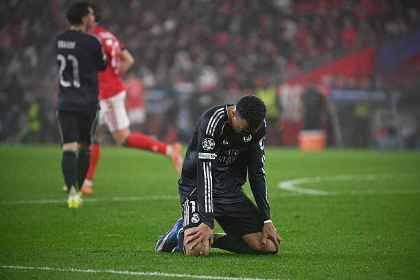 皇马球员跪地懊恼，欧冠关键失球后的情绪反应