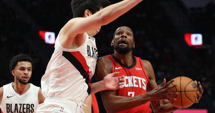 火箭杜兰特切入遭遇杨瀚森防守