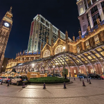 澳门金沙中国综合度假区夜景，反映博彩与旅游市场运营环境