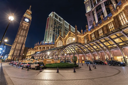 澳门金沙中国综合度假区夜景,反映博彩与旅游市场运营环境