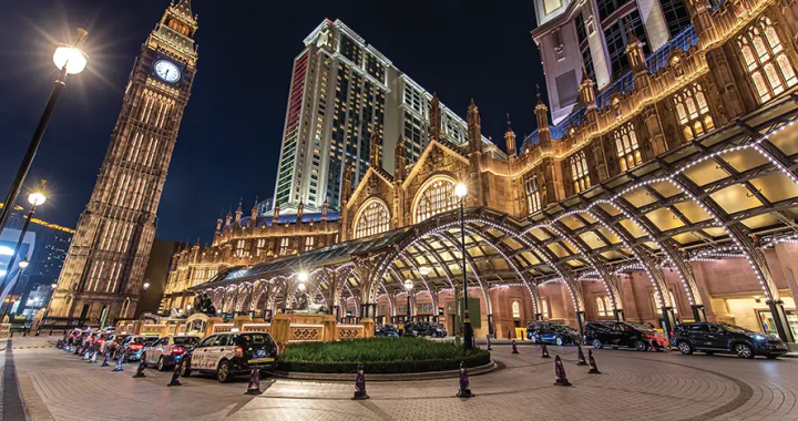 澳门金沙中国综合度假区夜景，反映博彩与旅游市场运营环境