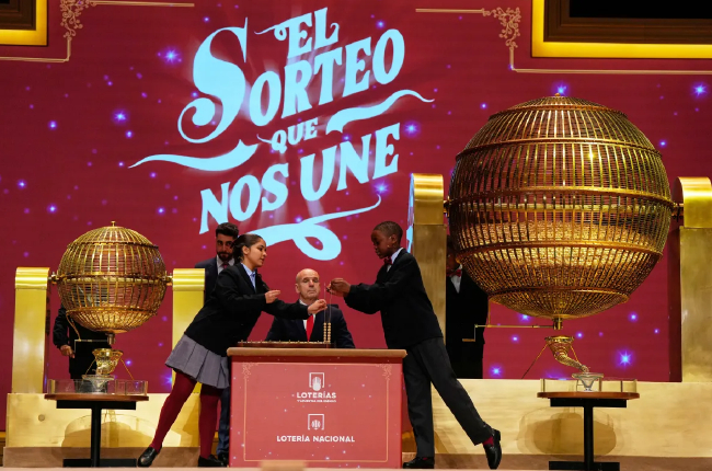 西班牙国家彩票大胖子开奖现场与官方摇奖装置