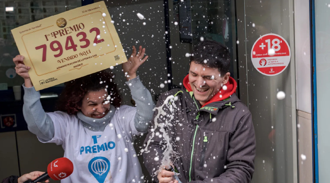 西班牙大胖子彩票中奖者手持头奖号码庆祝现场