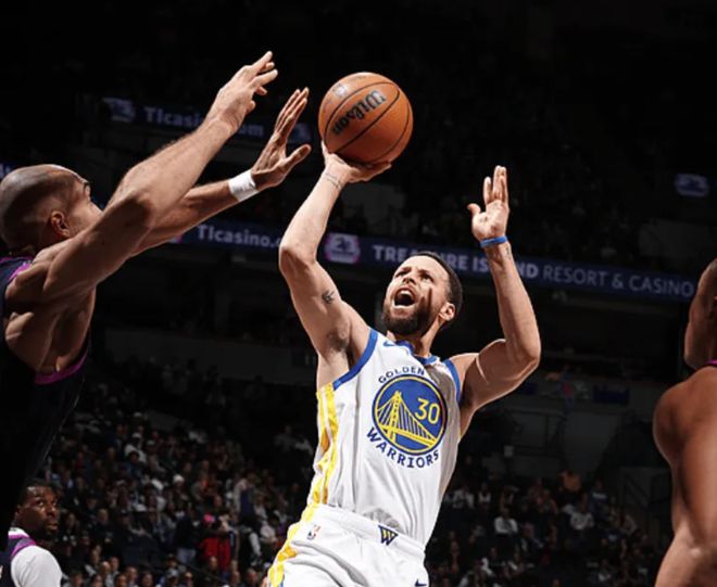库里篮下出手展现比赛进攻节奏