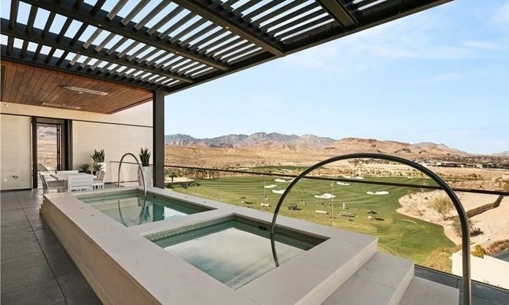 露台泳池俯瞰球场景，峰会俱乐部设施