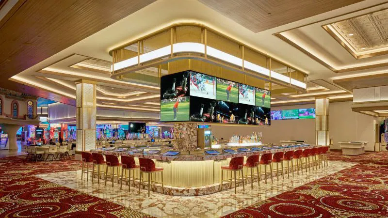 日落车站赌场新酒吧岛台与大屏观赛