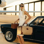 超级碗广告画面中女性提行李现身机场场景