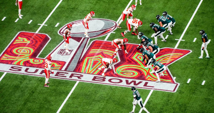 超级碗赛场俯瞰画面展现美国橄榄球年度焦点赛事