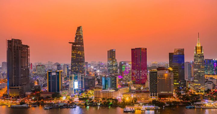 越南胡志明市夜景天际线 展现旅游业推动经济增长愿景