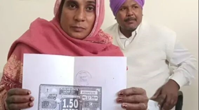 印度夫妇手持彩票兑奖材料引关注大奖