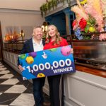 夫妇举牌“100万英镑中奖”合影