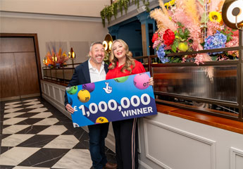 夫妇举牌“100万英镑中奖”合影