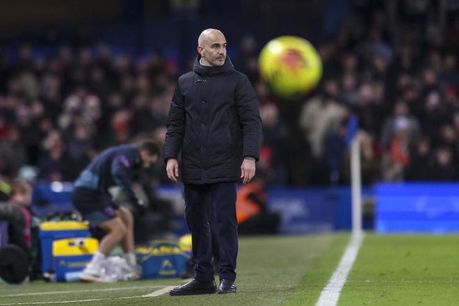 场边教练与切尔西背景图