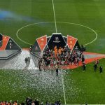 西班牙超级杯决赛颁奖现场 巴萨球员登台领奖画面