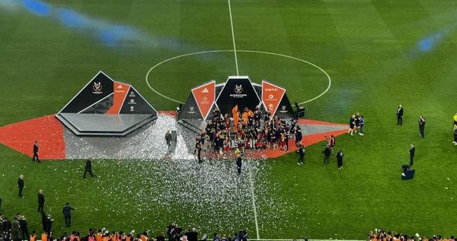 西班牙超级杯决赛颁奖现场 巴萨球员登台领奖画面