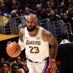 詹姆斯身穿湖人23号运球推进，主场观众席背景