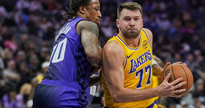 东契奇持球对抗国王防守