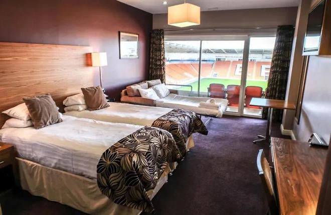 球场酒店观赛房内景含球场视野，布莱克浦拉窗帘规定